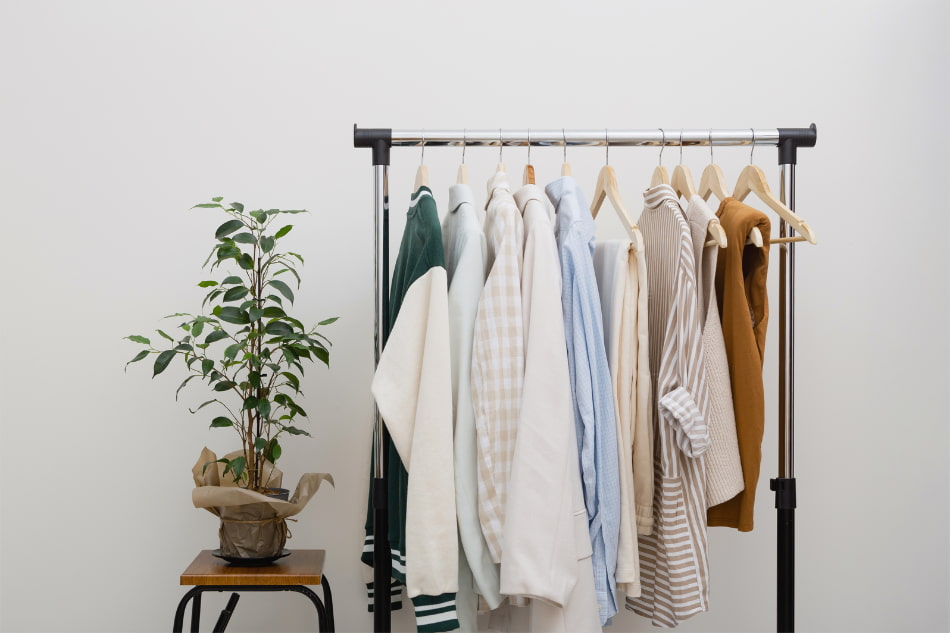 Roupas penduradas em em cabides.