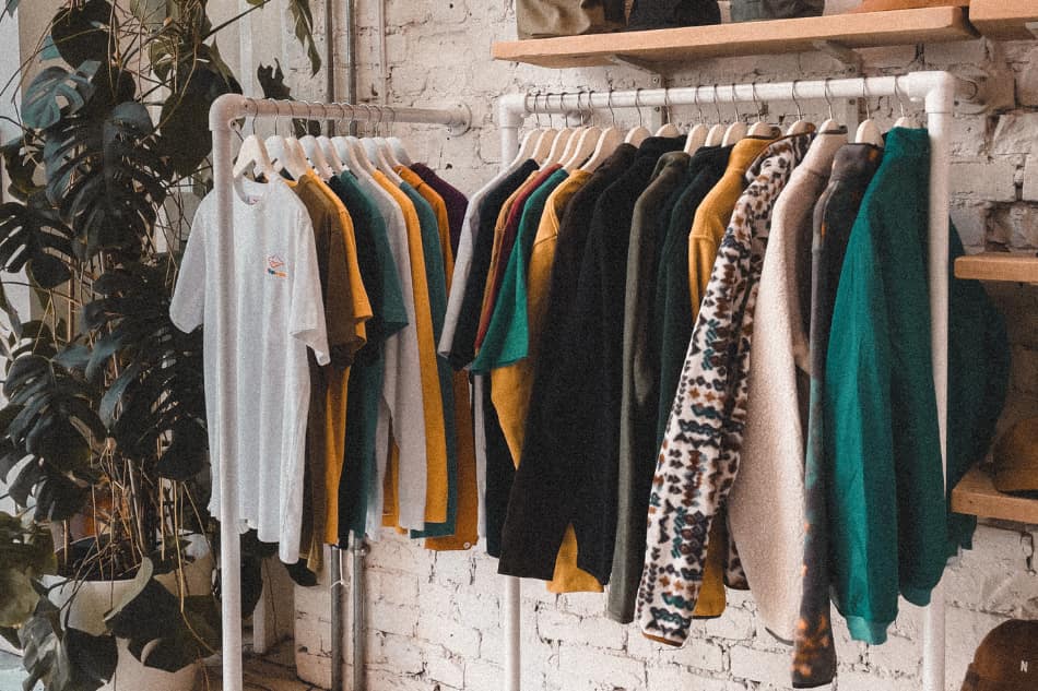 Cabide de roupas vintagem em uma loja.