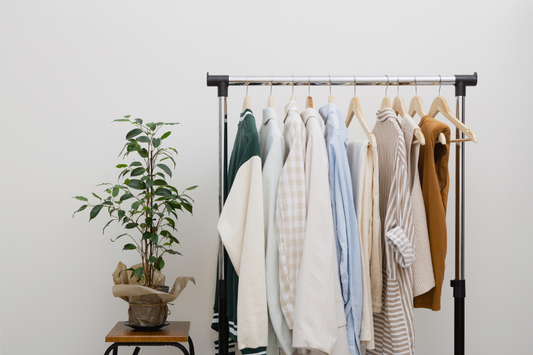 Como montar um guarda-roupa cápsula: dicas para um estilo sustentável e minimalista