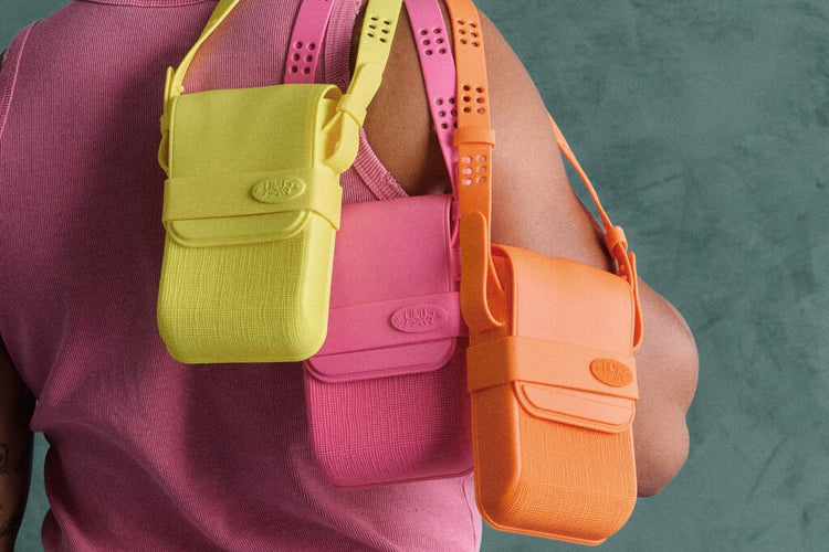 Bolsa de pvc colorida da Linus em conjunto com a BAW Clothing nas cores neon amarelo, rosa e laranja