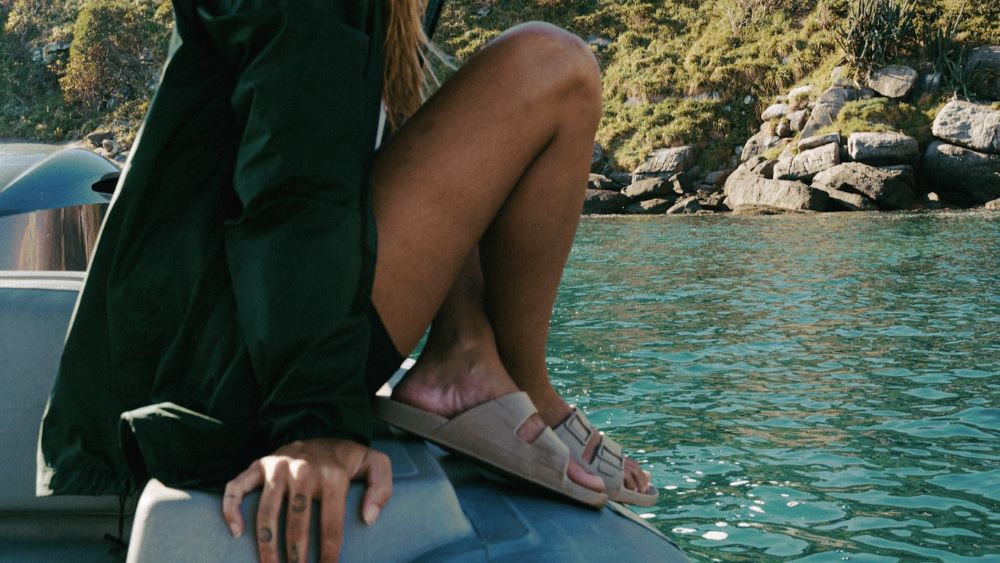 mulher sentada em um barco usando Linus
