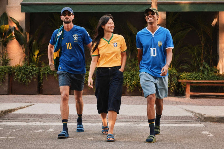 Amigos caminhando pela rua vestindo itens da coleção Copa do Mundo Linus para ver os jogos