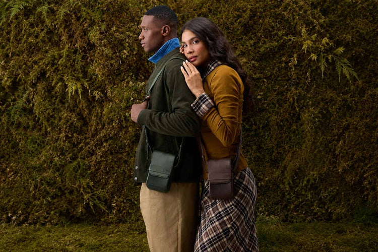  Casal usando as cores outono inverno nas roupas e acessórios seguindo a paleta da estação