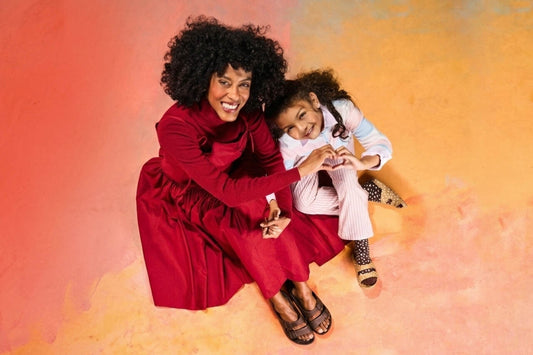 Mãe e filha fazendo um coração com as mãos, calçando sandálias Linus, ótima ideia de presente de dia das mães