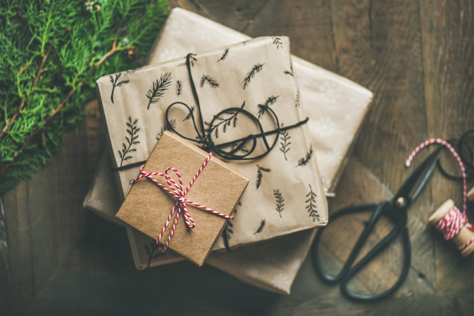 Caixas de presentes de natal embrulhadas.