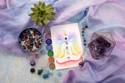 Caderno e pedras nas cores dos chackas.