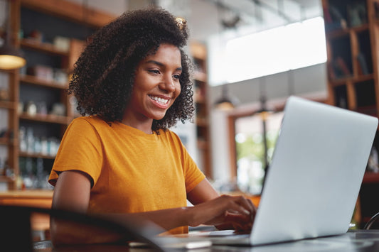 Mulher acessando blog de sustentabilidade no notebook. 