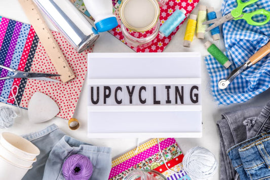 Placa de upcycling com materiais em volta.