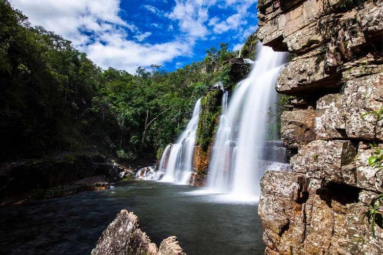 Chapada dos Veadeiros, um dos lugares para viajar no verão no Brasil com cachoeira, trilha e contato direto com a natureza.