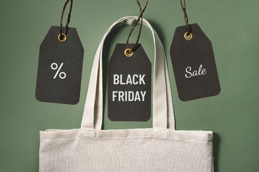 ecobag com etiquetas de desconto indicando consumo consciente nas compras da Black Friday