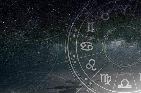 Ilustração do zodíaco em um céu estrelado, trazendo o clima da previsão dos signos 2026 e seu simbolismo.