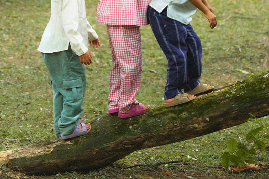 sandália infantil em diferentes cores representando estilo e diversão