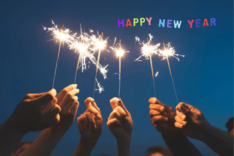Mãos segurando luzes no ano novo para acompanhar a energia da virada.
