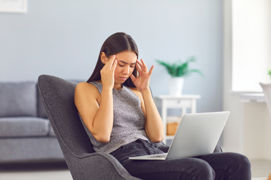 Sobrecarga mental feminina: o peso da exaustão diária