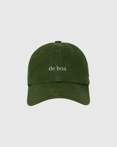 Boné verde escuro com a frase "de boa" bordada na frente em linha de cor clara