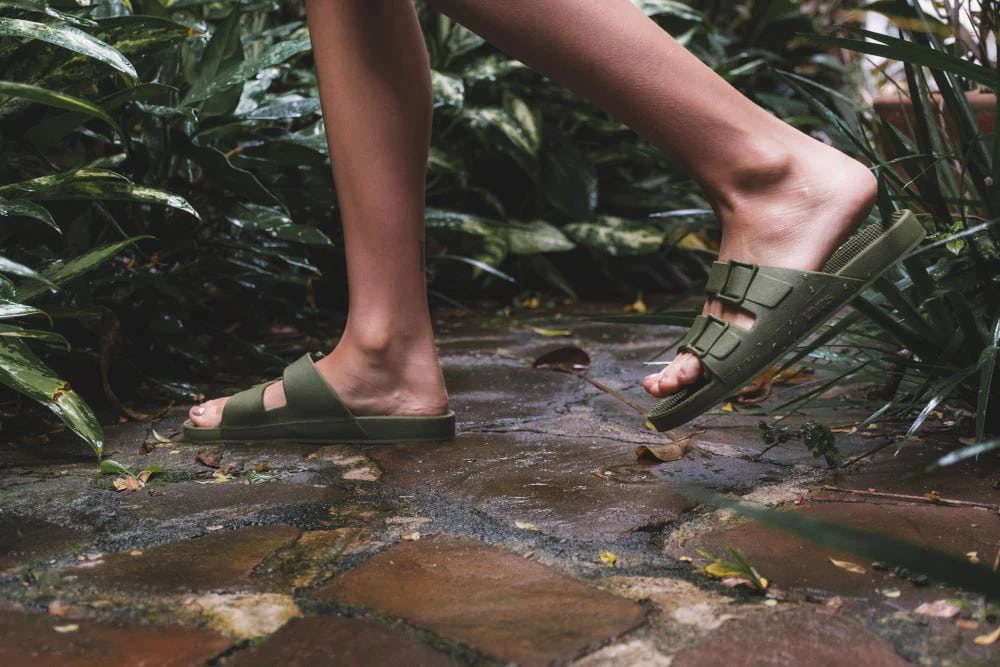 conheça a primeira sandália de plástico vegana do Brasil