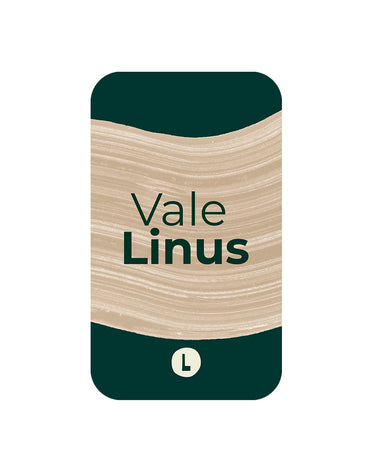 Fundo branco com cartão presente verde com faixa marrom claro escrito "vale Linus" e círculo branco com a letra L em verde logo abaixo.